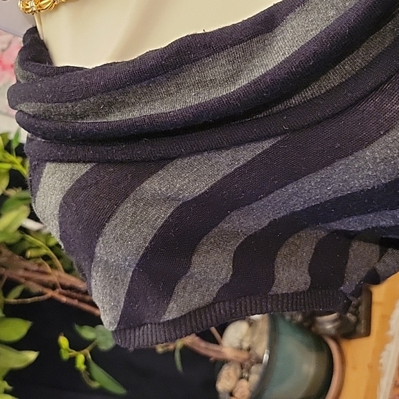 CandyCouture Top L Collar Black and Gray Diagonal Stripes - Picture 4 of 7